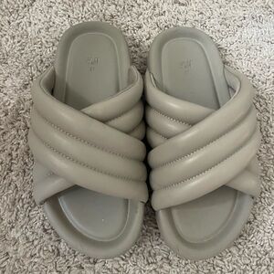 H and M slides size 37